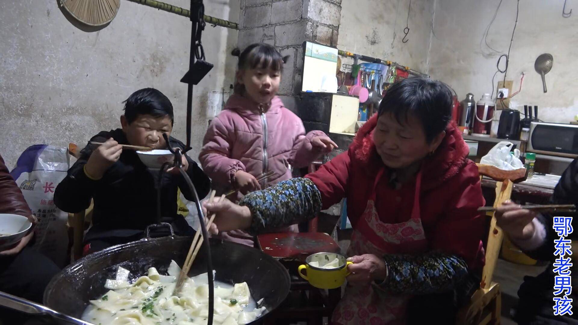 老男孩爆炒肥肠,配上老妈亲手擀的宽面,侄女说要吃几碗